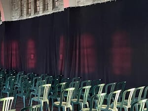 Zwarte molton doeken / toneeldoeken in grootte variërend tussen 4x6m  en 2x12m