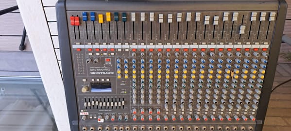 Dynacord PowerMate 1600-3, een 16-kanaals powermixer.