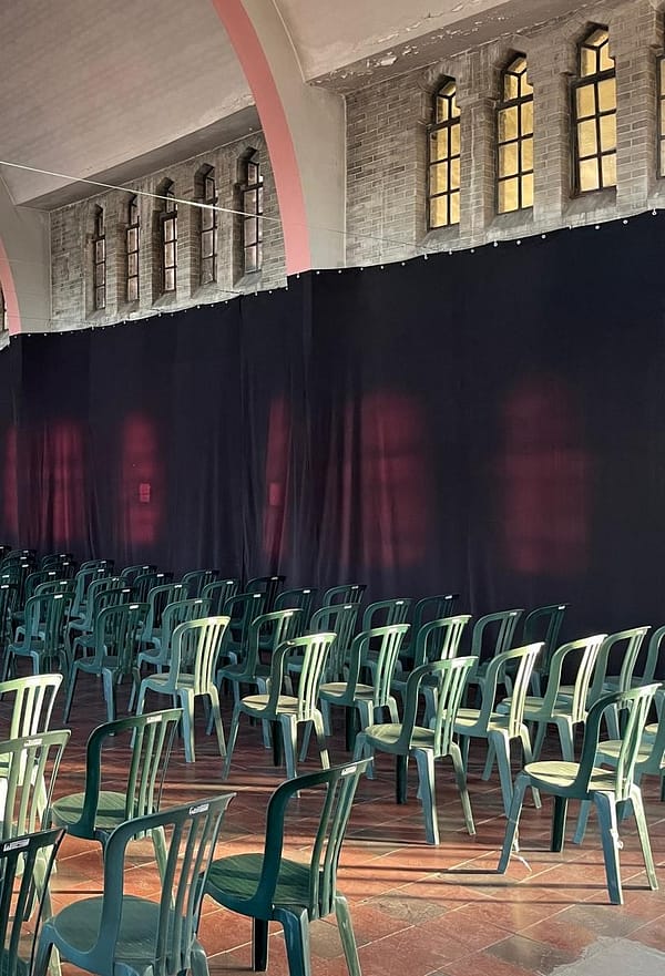 Zwarte molton doeken / toneeldoeken in grootte variërend tussen 4x6m  en 2x12m